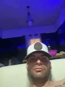 Elbrosss1992 online show from April 17, 2026, 9:06 pm