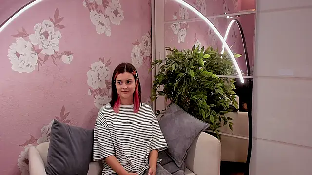 Snapshot of SharieTenuta chatting on November 1, 2025, 11:37 am SharieTenuta online show from November 1, 2025, 11:37 am