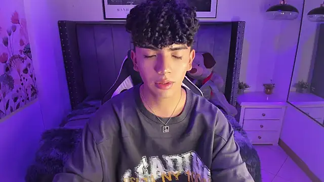 Niick Twiink online show from December 16, 2025, 8:02 pm