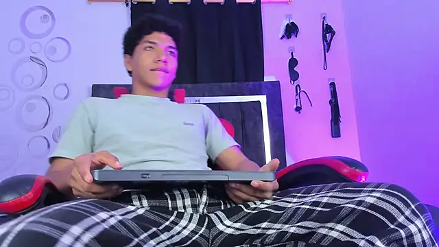 Snapshot of Maximiliano_Khalil chatting on December 1, 2025, 7:37 pm Maximiliano Khalil online show from December 1, 2025, 7:37 pm