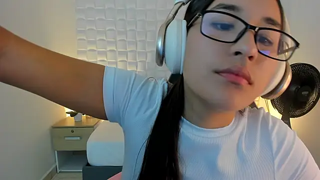 Snapshot of victoria_243 chatting on February 18, 2026, 4:10 am victoria 243 online show from February 18, 2026, 4:10 am