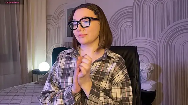 Snapshot of R_I_N_A chatting on December 3, 2025, 1:06 am R I N A online show from December 3, 2025, 1:06 am