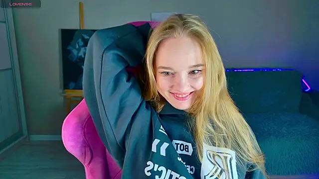 Snapshot of Shawty_Mia chatting on December 5, 2025, 2:15 pm Shawty Mia online show from December 5, 2025, 2:15 pm