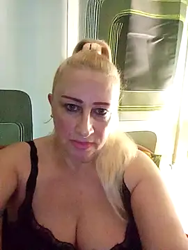 Snapshot of Esenia505 chatting on December 3, 2025, 8:36 am Esenia505 online show from December 3, 2025, 8:36 am