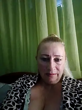 Snapshot of Esenia505 chatting on November 2, 2025, 5:45 am Esenia505 online show from November 2, 2025, 5:45 am