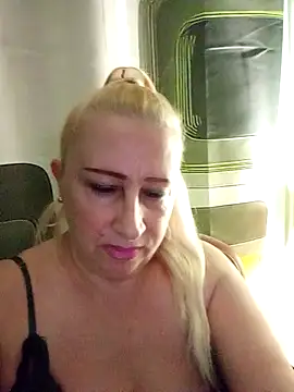 Snapshot of Esenia505 chatting on November 25, 2025, 5:08 am Esenia505 online show from November 25, 2025, 5:08 am