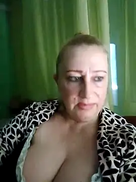 Snapshot of Esenia505 chatting on October 31, 2025, 10:23 am Esenia505 online show from October 31, 2025, 10:23 am