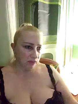 Snapshot of Esenia505 chatting on December 2, 2025, 4:47 am Esenia505 online show from December 2, 2025, 4:47 am