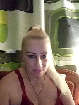 Snapshot of Esenia505 chatting on December 15, 2025, 2:06 am Esenia505 online show from December 15, 2025, 2:06 am