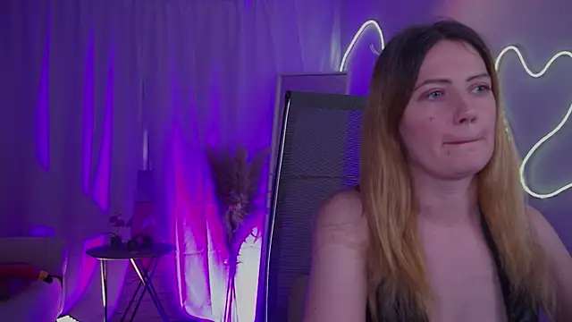 Snapshot of AleksaLaurent chatting on November 5, 2025, 6:27 am AleksaLaurent online show from November 5, 2025, 6:27 am