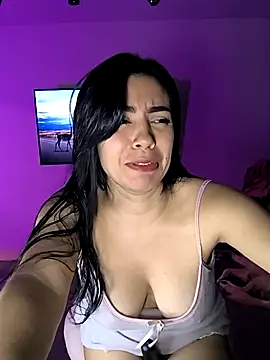 Snapshot of Sara-215 chatting on December 5, 2025, 12:43 am Sara-215 online show from December 5, 2025, 12:43 am