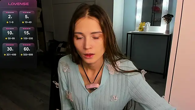 Snapshot of Hana_Flo_ chatting on December 18, 2025, 2:10 pm Hana Flo online show from December 18, 2025, 2:10 pm