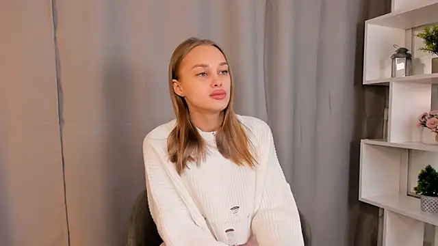 SlyviaCrapo online show from October 29, 2025, 1:32 pm