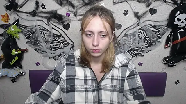 TracyLll online show from November 11, 2025, 1:50 pm