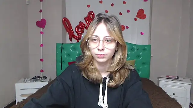 TracyLll online show from February 13, 2026, 6:02 am