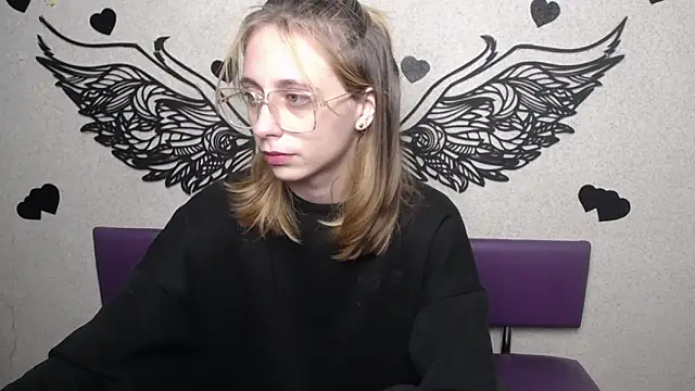 TracyLll online show from December 1, 2025, 11:44 am