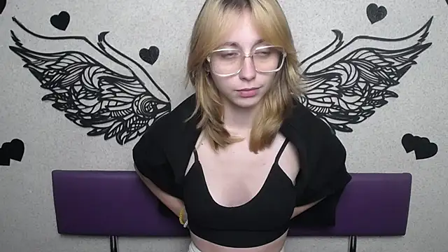 TracyLll online show from December 2, 2025, 12:18 pm