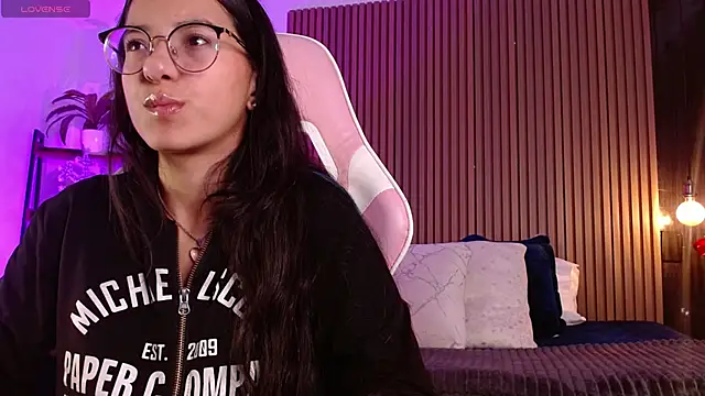 Snapshot of Skay_bluee chatting on December 2, 2025, 2:08 pm Skay bluee online show from December 2, 2025, 2:08 pm