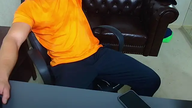 Snapshot of HayesWood chatting on December 4, 2025, 5:50 am HayesWood online show from December 4, 2025, 5:50 am