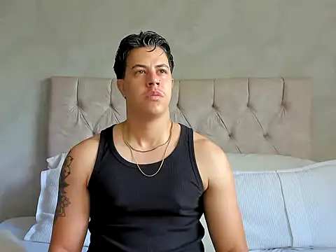 Snapshot of Louis_Bran chatting on November 4, 2025, 1:37 pm Louis Bran online show from November 4, 2025, 1:37 pm