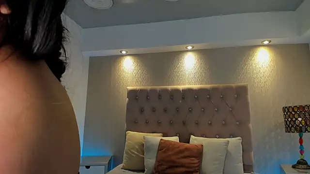 KamyGlam online show from April 16, 2026, 8:20 pm