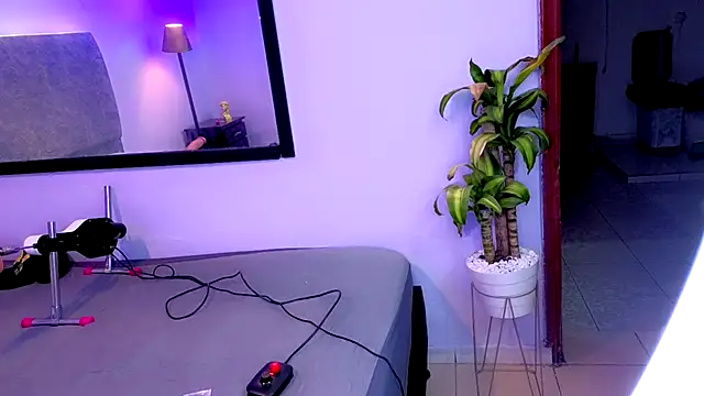 Snapshot of Flor_Gil chatting on November 12, 2025, 3:21 am Flor Gil online show from November 12, 2025, 3:21 am