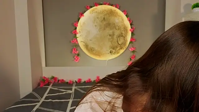 LauraHansil online show from February 12, 2026, 6:13 am