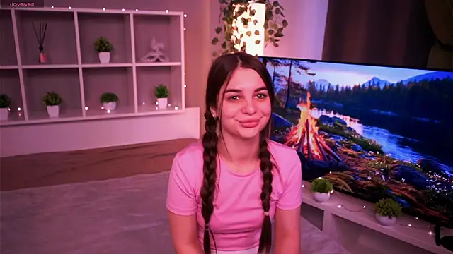 Snapshot of LauraHansil chatting on November 5, 2025, 8:39 am LauraHansil online show from November 5, 2025, 8:39 am