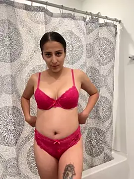 Snapshot of Synne chatting on October 31, 2025, 1:35 am Synne online show from October 31, 2025, 1:35 am