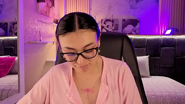 Im-Lola online show from March 18, 2026, 8:32 pm