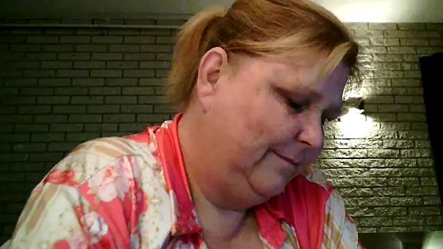 Sylviastar46 online show from April 17, 2026, 7:49 pm