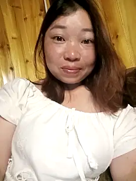 Snapshot of julybe chatting on May 18, 2026, 3:28 pm julybe online show from May 18, 2026, 3:28 pm