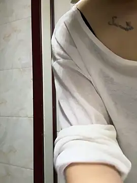 aniani11 online show from February 3, 2026, 2:11 pm