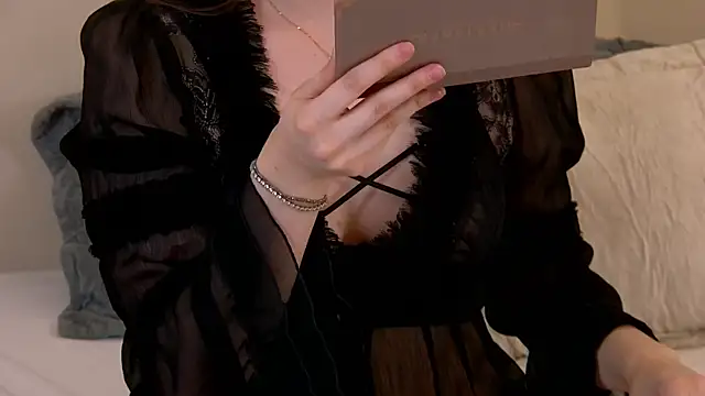 VickiBanx online show from December 2, 2025, 4:03 am