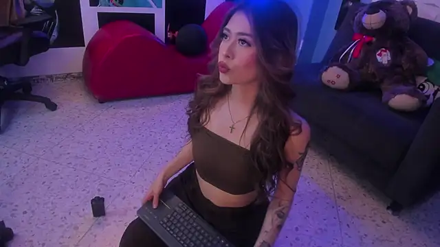 EmmilyClark online show from November 3, 2025, 6:33 pm