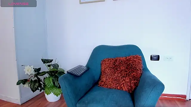 Snapshot of LahanaKimish chatting on October 31, 2025, 12:35 pm LahanaKimish online show from October 31, 2025, 12:35 pm