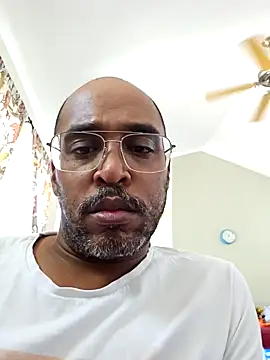 Snapshot of TraddyZaddy chatting on May 12, 2026, 6:58 pm TraddyZaddy online show from May 12, 2026, 6:58 pm
