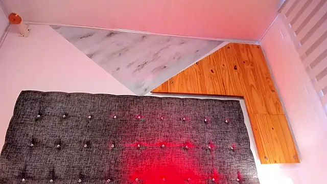  tinyrose  online show from November 6, 2025, 8:02 pm