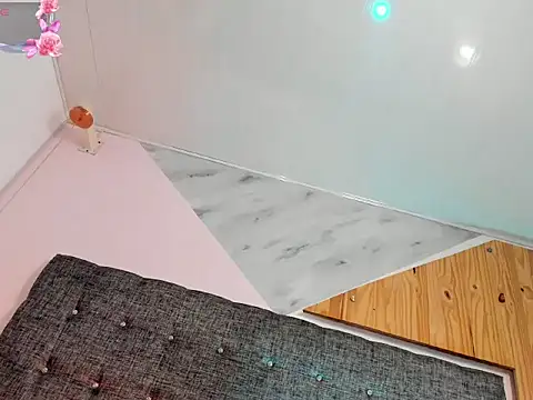  tinyrose  online show from December 3, 2025, 7:35 pm