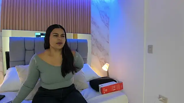 Snapshot of miia_luna_ chatting on November 8, 2025, 1:14 pm miia luna online show from November 8, 2025, 1:14 pm