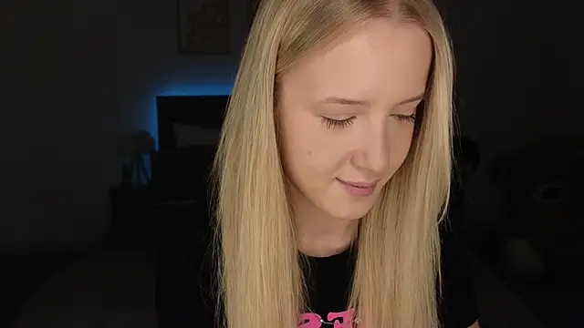 Snapshot of adele_armass chatting on April 3, 2026, 9:21 pm adele armass online show from April 3, 2026, 9:21 pm