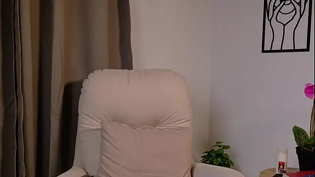 Snapshot of VictoriaNova_ chatting on February 6, 2026, 12:39 am VictoriaNova online show from February 6, 2026, 12:39 am