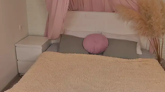 Helena Amour online show from December 3, 2025, 6:25 am