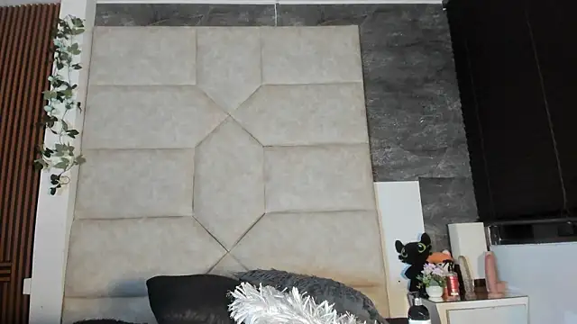 Liia Leens online show from February 19, 2026, 4:09 am