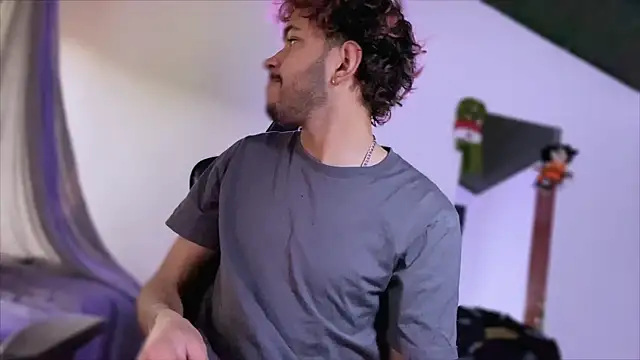 Snapshot of 3v1l chatting on December 5, 2025, 5:44 pm 3v1l online show from December 5, 2025, 5:44 pm