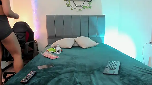 Lucerop  online show from December 19, 2025, 3:10 am