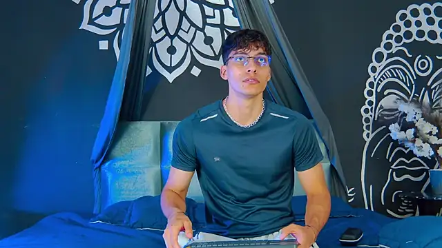 AlessioVitale online show from December 21, 2025, 1:24 pm