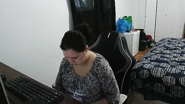 Snapshot of GlitterAuburn chatting on April 29, 2026, 3:05 pm GlitterAuburn online show from April 29, 2026, 3:05 pm