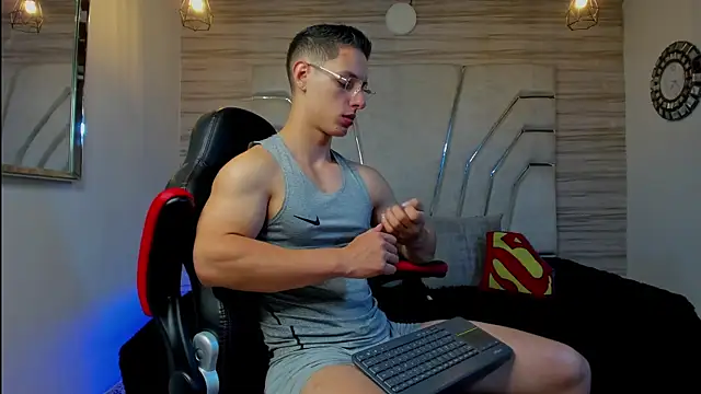 Snapshot of MAXTHOMSON chatting on November 21, 2025, 4:44 am MAXTHOMSON online show from November 21, 2025, 4:44 am