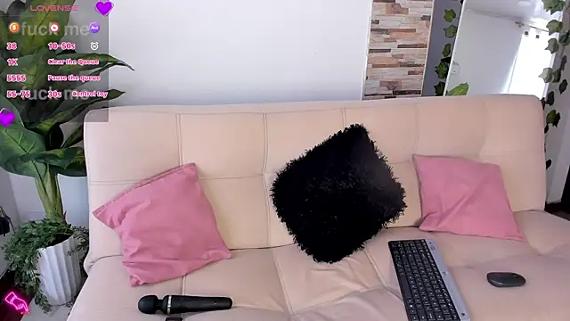 Snapshot of Evelyn_R_ chatting on June 13, 2026, 3:21 pm Evelyn R online show from June 13, 2026, 3:21 pm